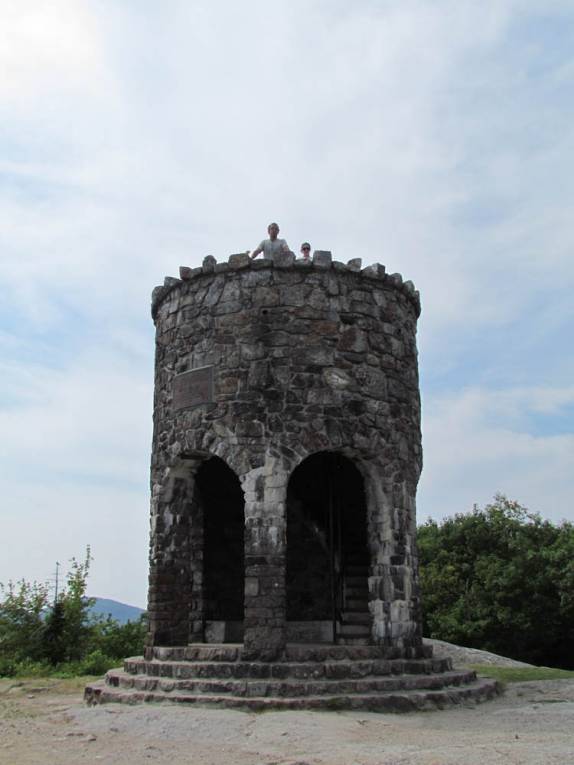 Torre marca o alto do Camden Hill State Park, em Camden, litoral de Maine, nos Estados Unidos